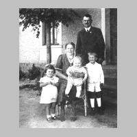 104-0007 Stobingen 1940. Die Familie Klein vor ihrem Haus. Martha, geb. Steppat aus Pareyken, Hubert und die Kinder Marianne, Karl-Heinz und Gerhard..jpg